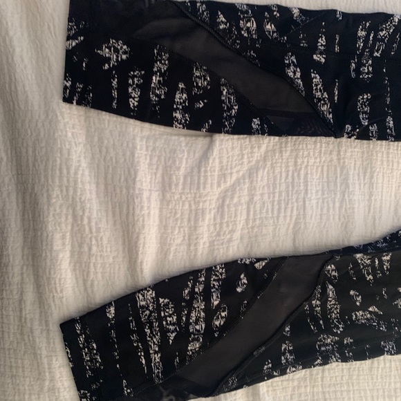 Lululemon 3/4 Black&White Pattern Legging - Picture 2 of 4